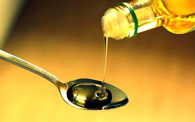 Cleansing a child’s body from worms with castor or linseed oil